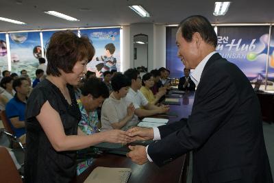 모범음식점 영업주들과 악수하며 인사를 나누시는 문동신 시장님9