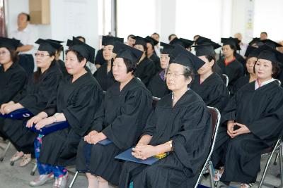 졸업식 축사를 하시는 시장님을 보는 졸업생들의 모습6