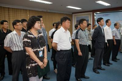 문동신 시장님의 인사말을 듣고있는 사람들의 모습1