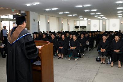 졸업식 축사를 하시는 시장님을 보는 졸업생들의 모습3