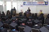 졸업식 축사를 하시는 시장님을 보는 졸업생들의 모습1사진(00013)