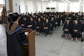 졸업식 축사를 하시는 시장님을 보는 졸업생들의 모습2사진(00015)