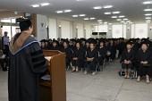 졸업식 축사를 하시는 시장님을 보는 졸업생들의 모습3사진(00016)