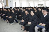 졸업식 축사를 하시는 시장님을 보는 졸업생들의 모습4사진(00017)