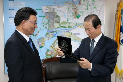 육완구 센터장 감사패 전달