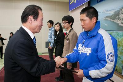 우수중학생 및 예체능 장학증서 수여