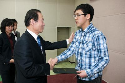 우수중학생 및 예체능 장학증서 수여