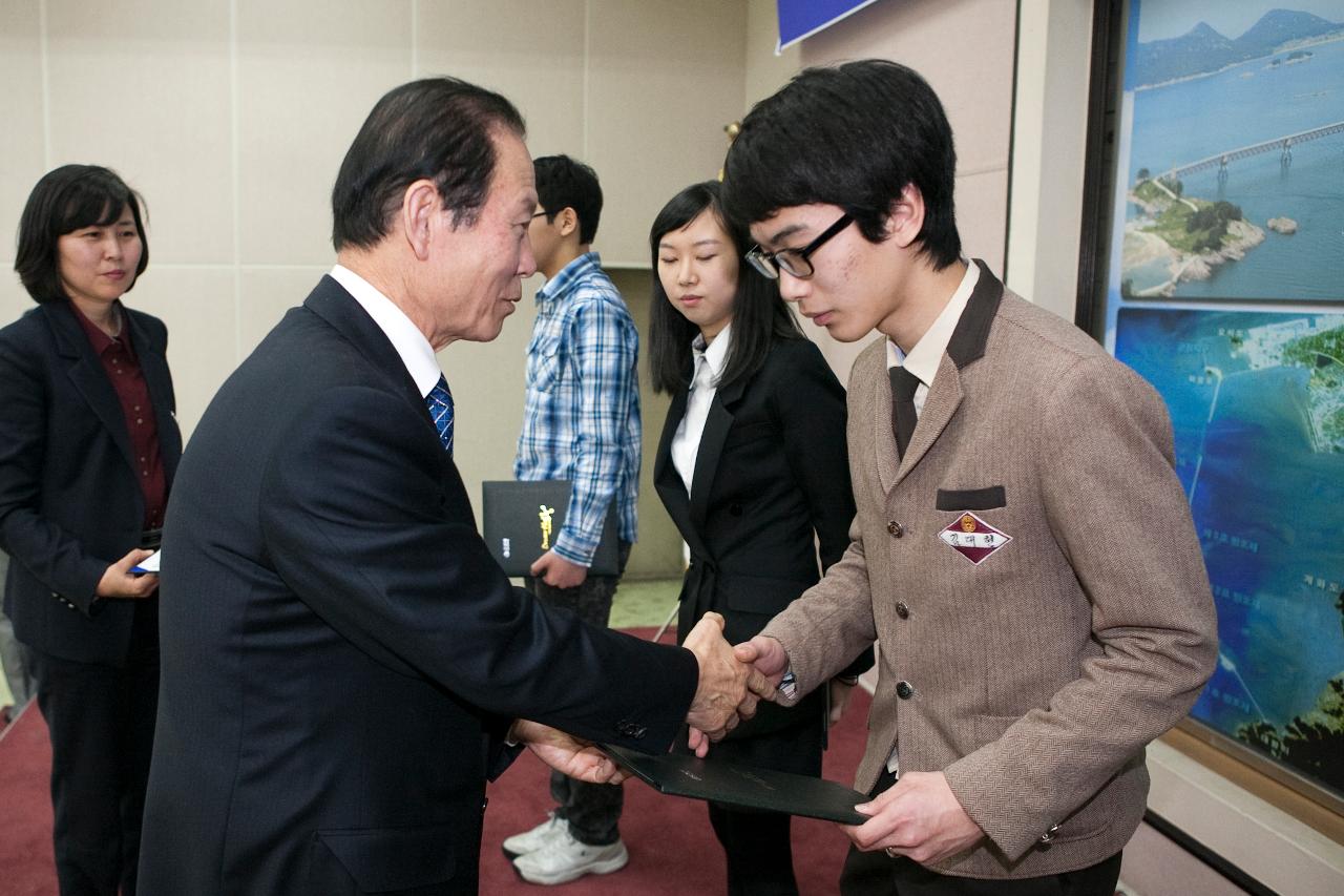 우수중학생 및 예체능 장학증서 수여