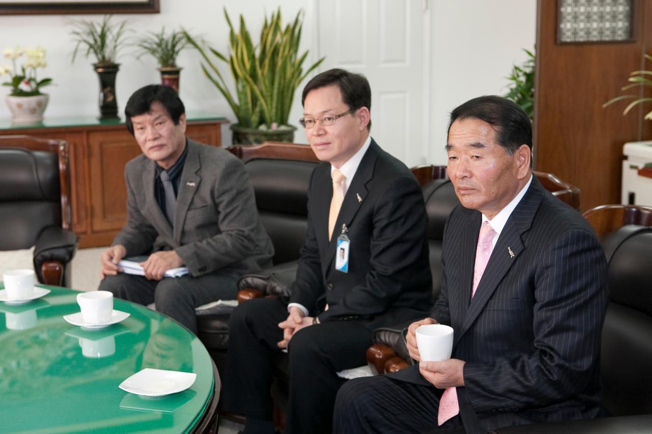 구암동 자생단체 및 직원일동 장학기금 전달