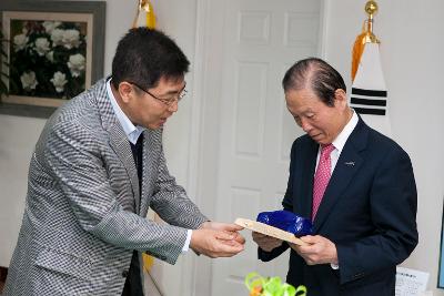 한국GM 기념품 전달