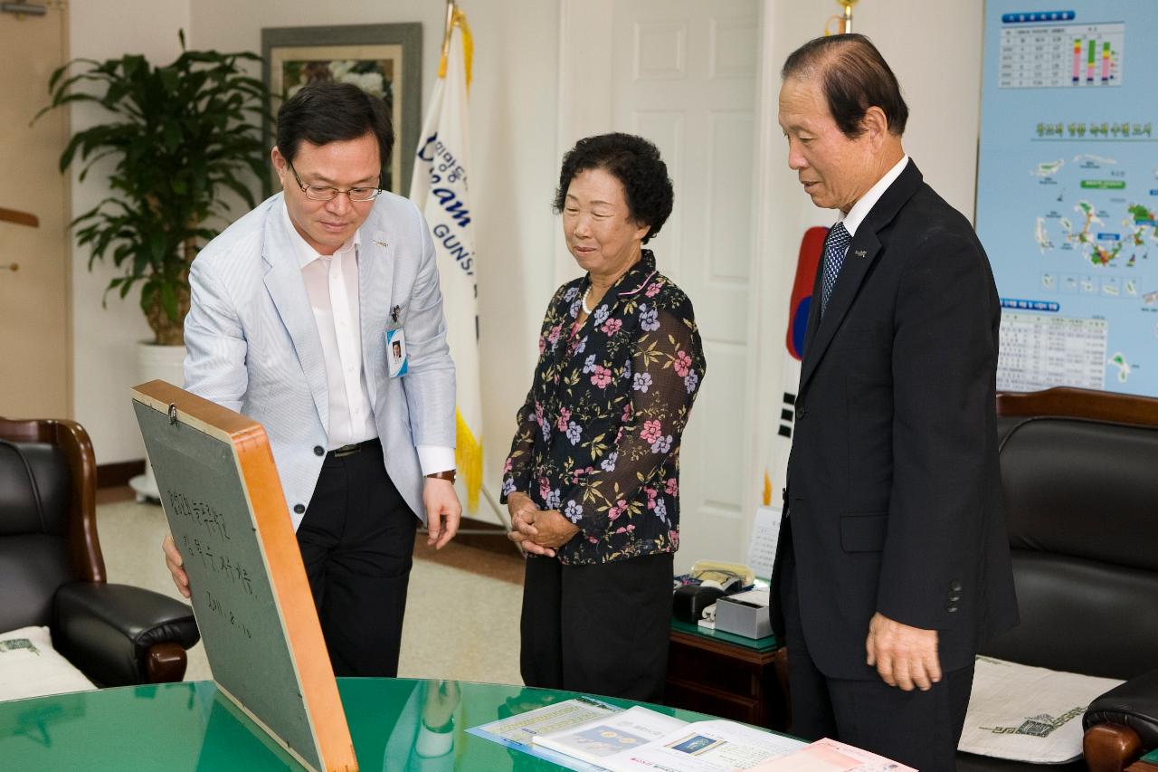 늘푸른학교 문해수강생 작품 전달