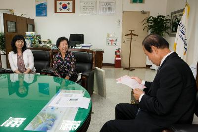 늘푸른학교 문해수강생 작품 전달