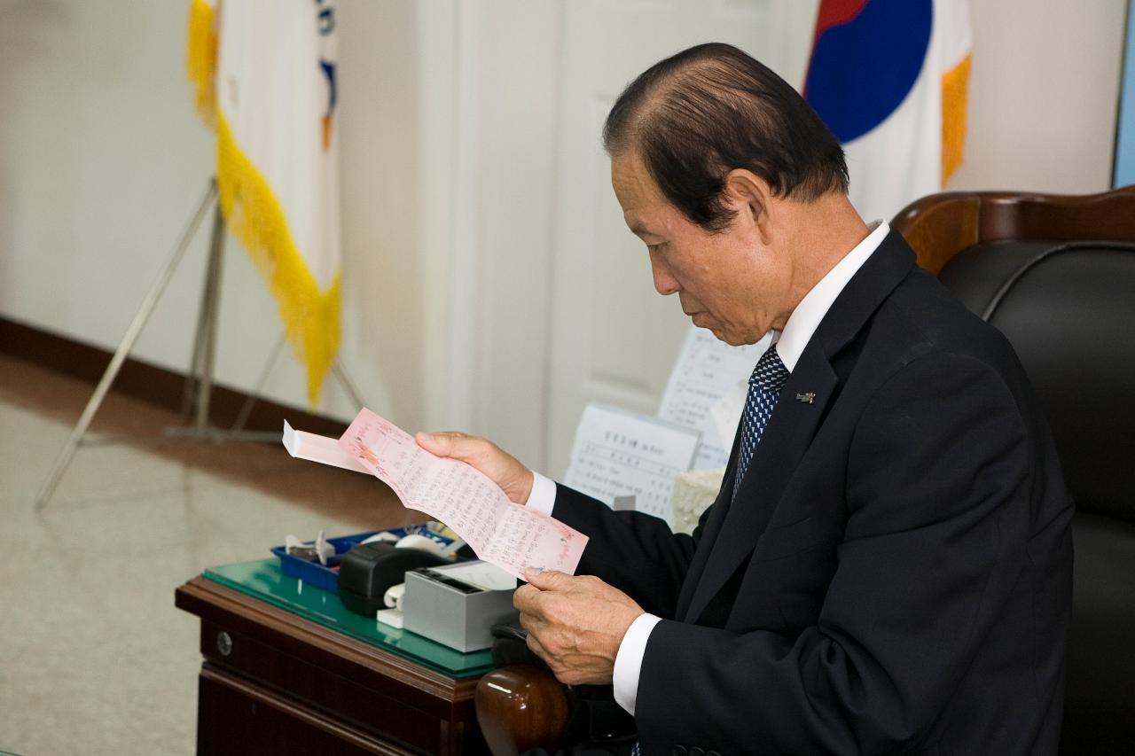 늘푸른학교 문해수강생 작품 전달