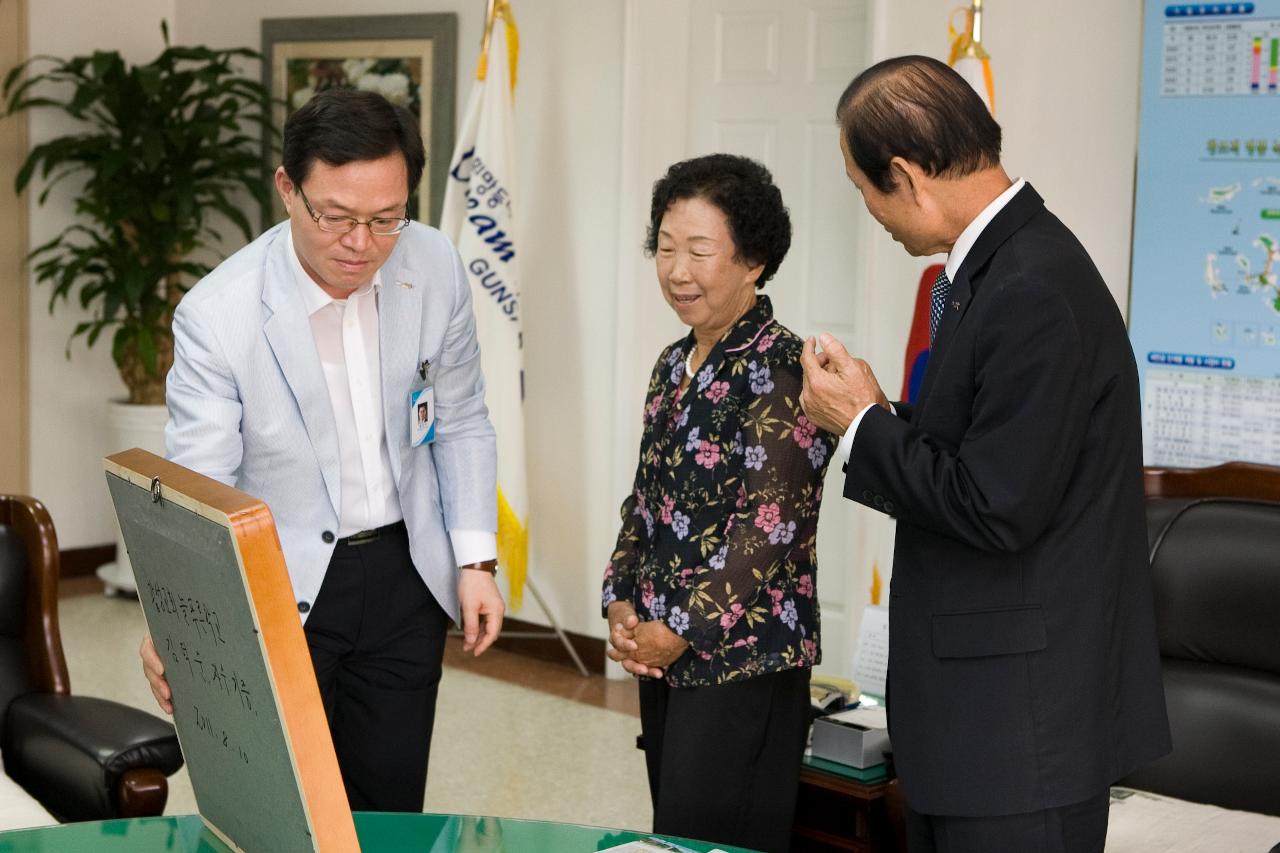 늘푸른학교 문해수강생 작품 전달