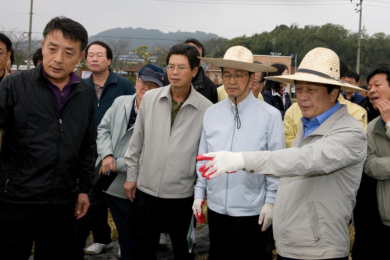 농림수산식품부장관 벼베기 현장방문