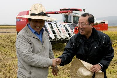 농림수산식품부장관 벼베기 현장방문