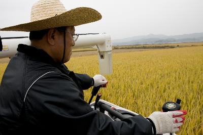 농림수산식품부장관 벼베기 현장방문