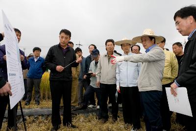 농림수산식품부장관 벼베기 현장방문