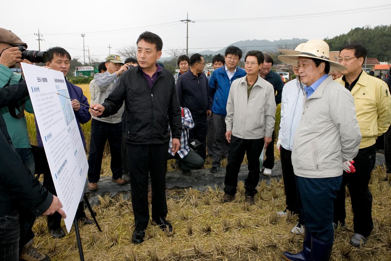 농림수산식품부장관 벼베기 현장방문