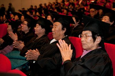 박수치는 참석자들