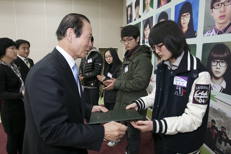 우수중학생 장학증서 수여식