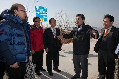 맹형규 행안부장관 4대강 자전거길 현장점검