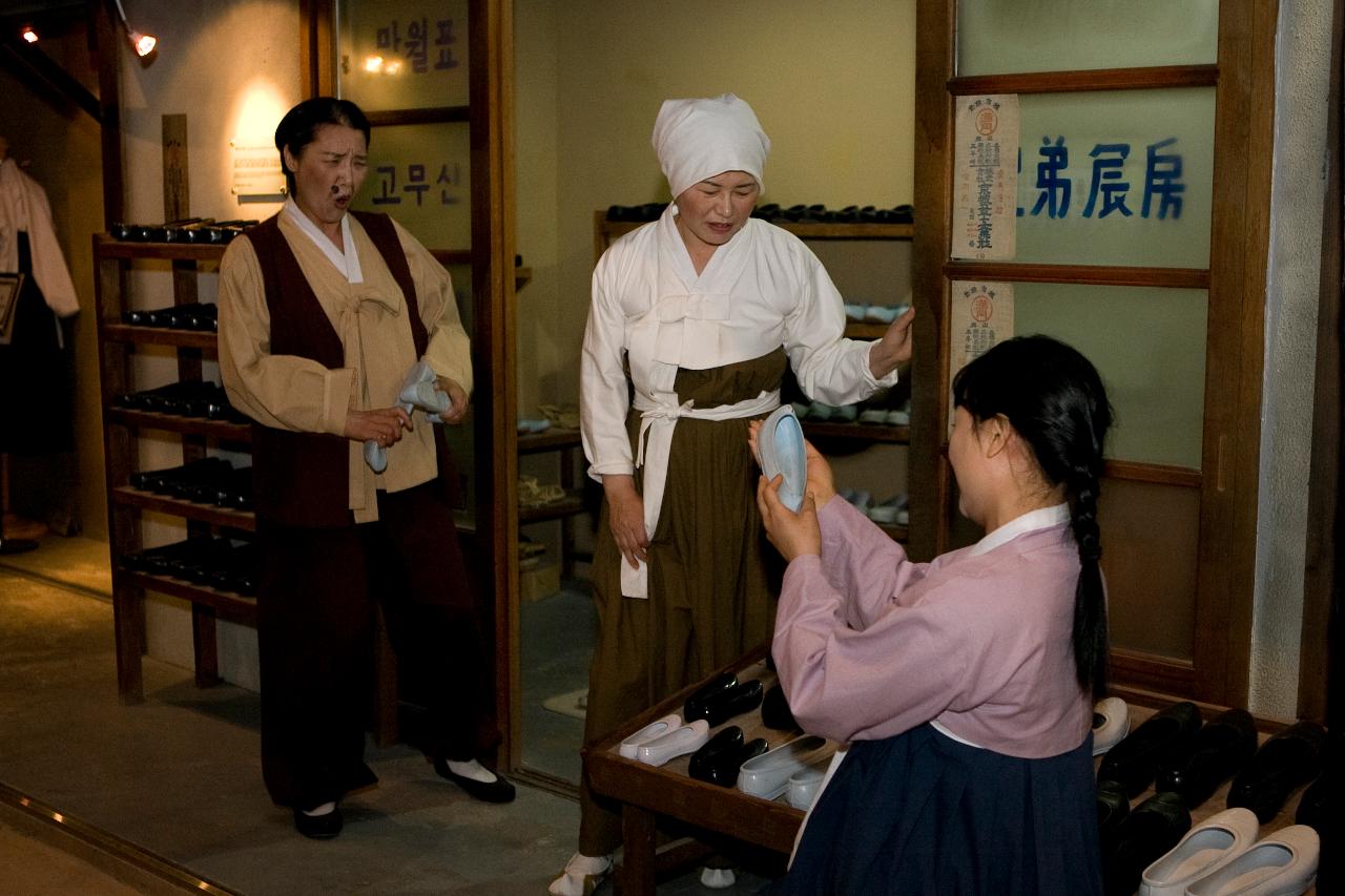 자원봉사자 교육 및 1930년대 시간여행 연극공연