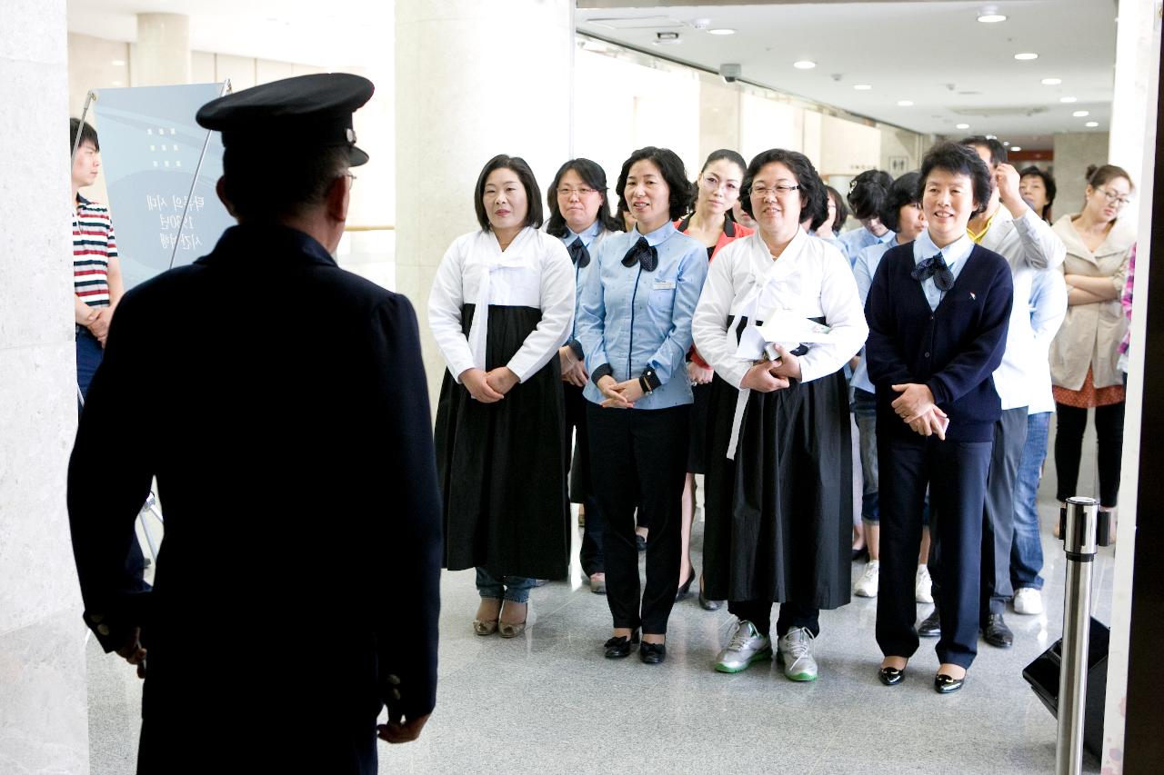 자원봉사자 교육 및 1930년대 시간여행 연극공연