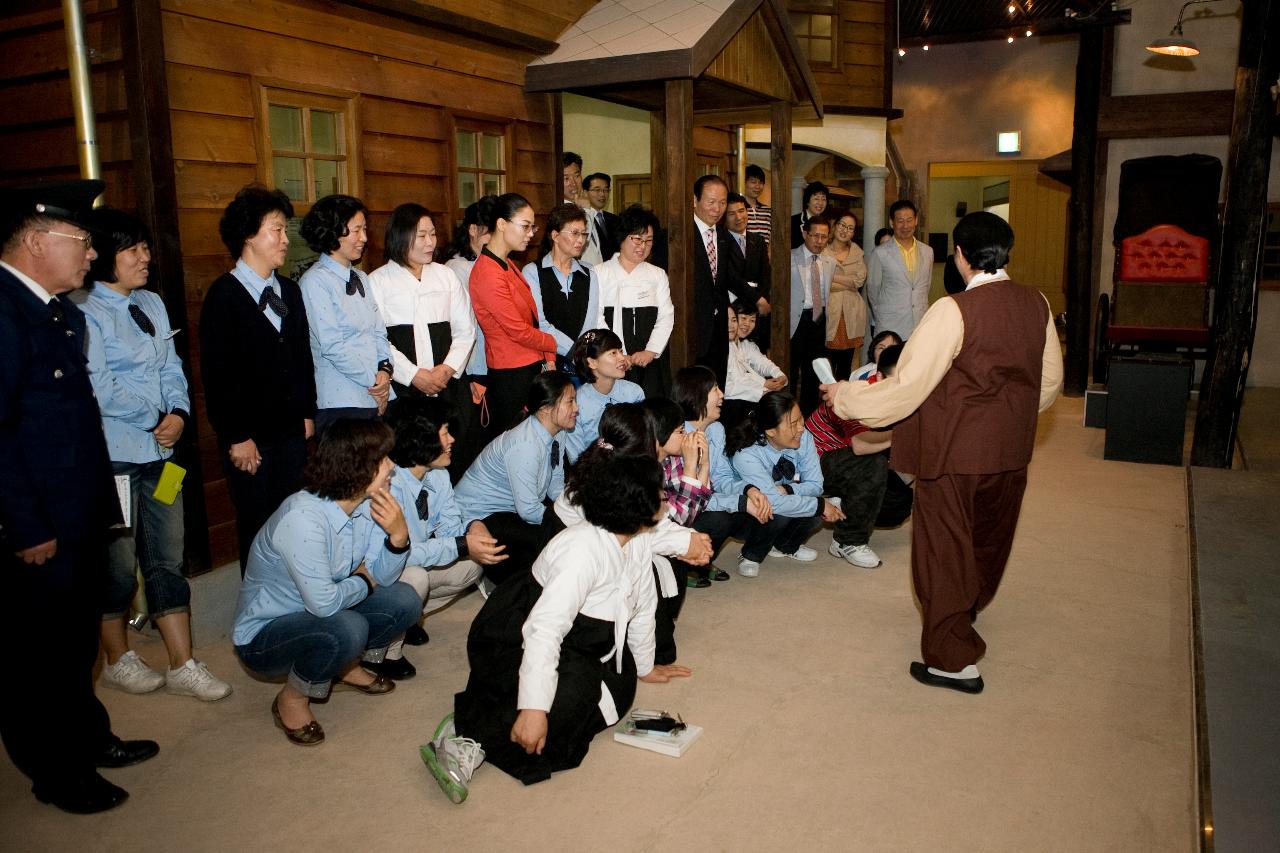 자원봉사자 교육 및 1930년대 시간여행 연극공연