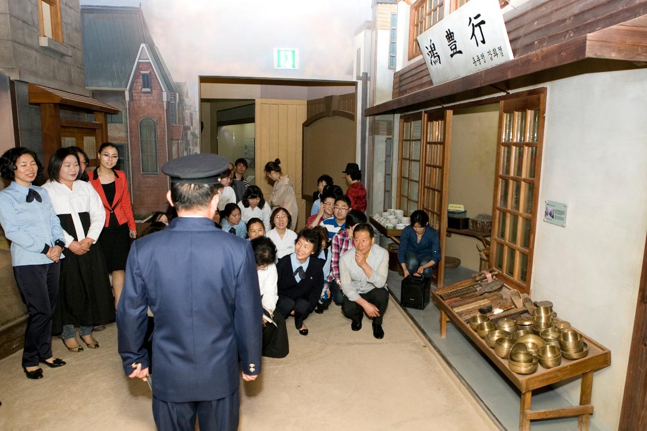 자원봉사자 교육 및 1930년대 시간여행 연극공연