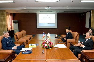 신임 전투비행단장 예방