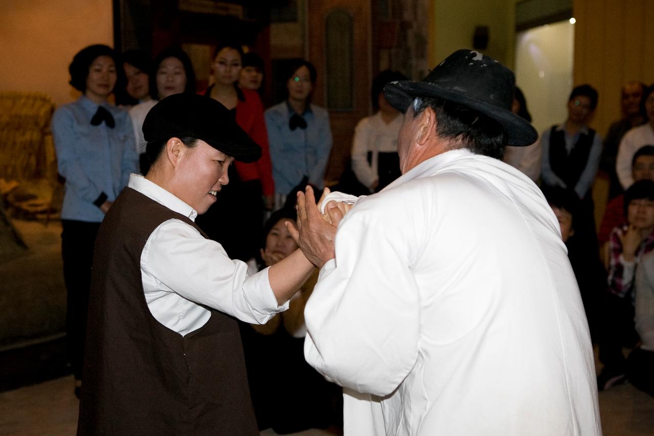 자원봉사자 교육 및 1930년대 시간여행 연극공연