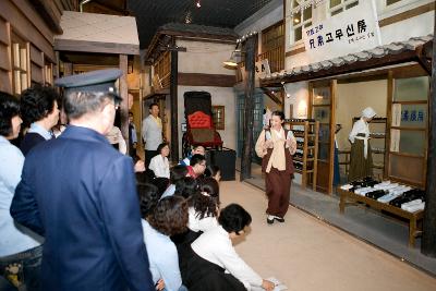 자원봉사자 교육 및 1930년대 시간여행 연극공연