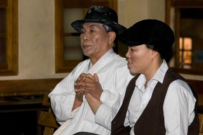 자원봉사자 교육 및 1930년대 시간여행 연극공연