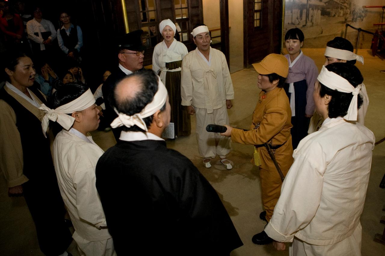 자원봉사자 교육 및 1930년대 시간여행 연극공연