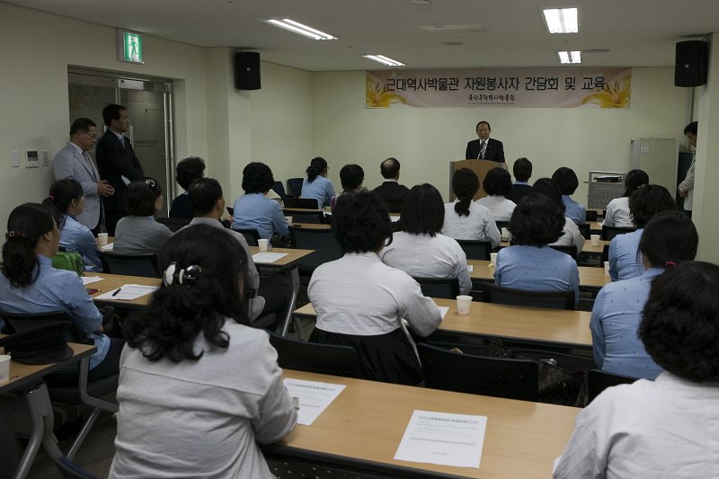 자원봉사자 교육 및 1930년대 시간여행 연극공연