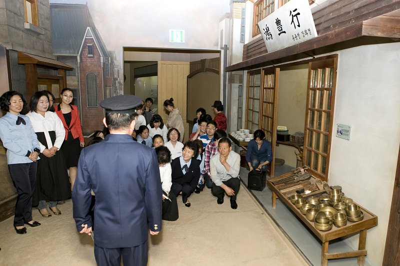 자원봉사자 교육 및 1930년대 시간여행 연극공연