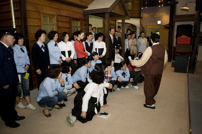 자원봉사자 교육 및 1930년대 시간여행 연극공연