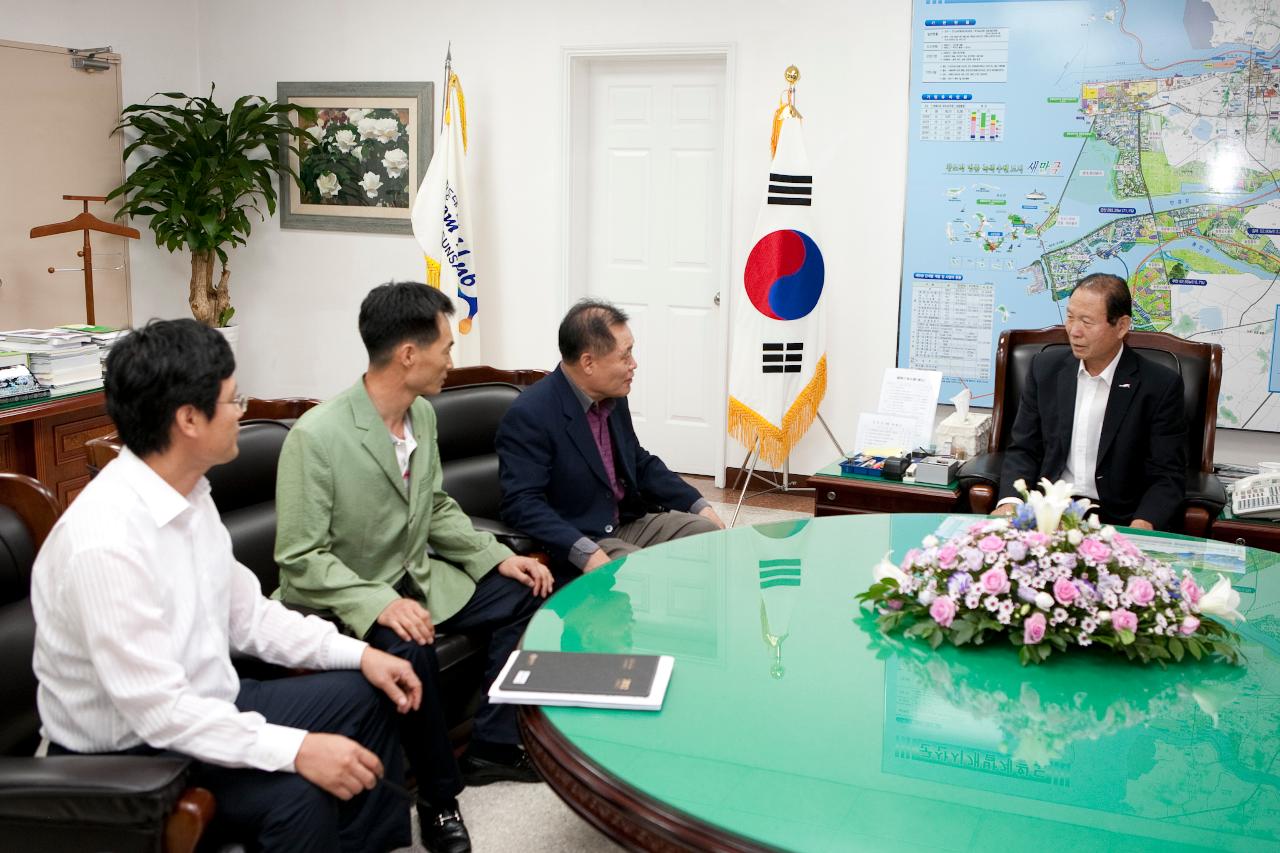 군산대 최고경영자과정 동문회 수재민돕기 기탁