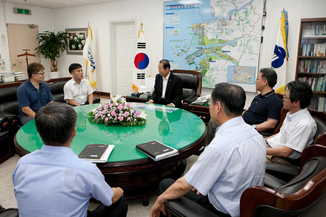 군산시청 출입기자단 수재민돕기 기탁