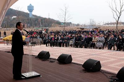 철새축제 개막식 기념사를 하는 문동신군산시장