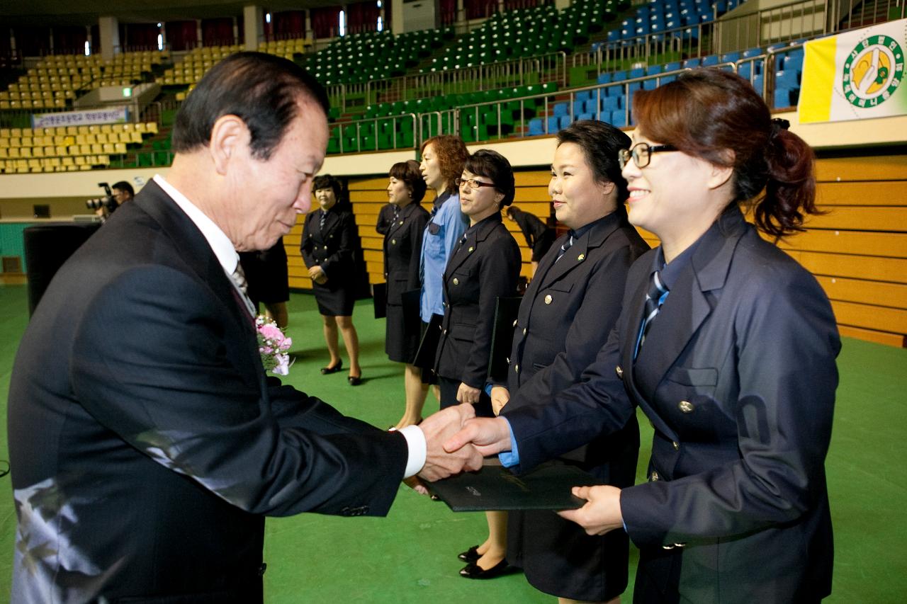 군산시 어린이 교통사고 제로화 운동 촉진대회에서 문동신시장으로부터 위촉장을 받는 모습