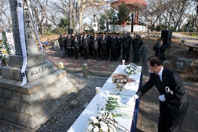 제67주년 순직 의용소방대원 추모위령제 문동신 군산시장 헌화