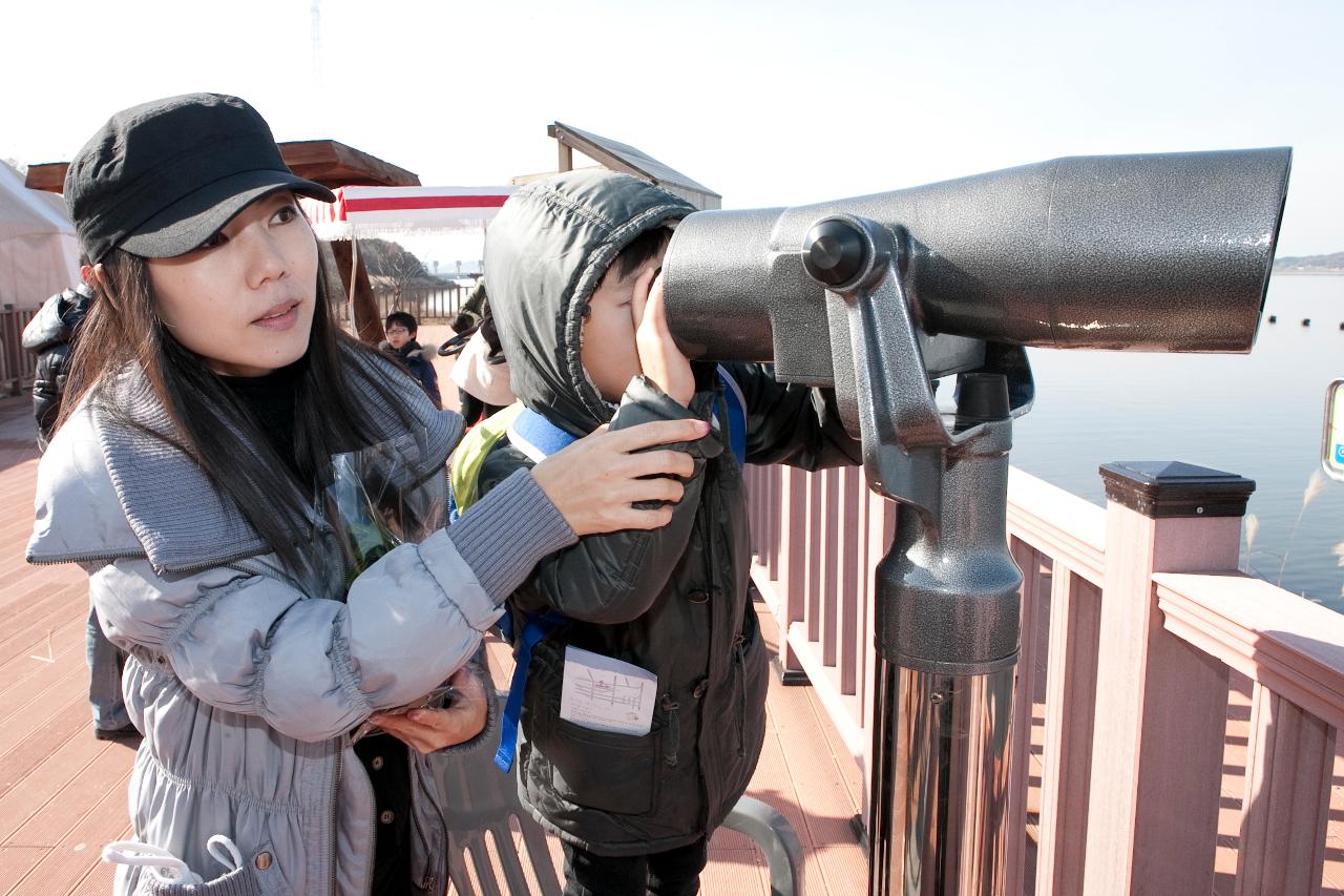 군산세계철새축제에서 철새도래지를 관찰하는 관광객