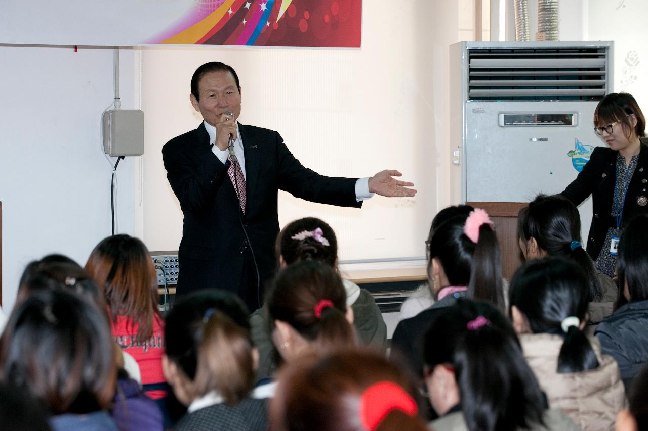 다문화가정 한국어 교육 한글서당 종강식 격려사를 하는 군산시장