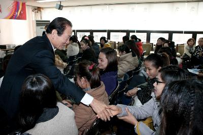 군산 이주여성 한국어 교육 종강식에 방문한 문동신군산시장