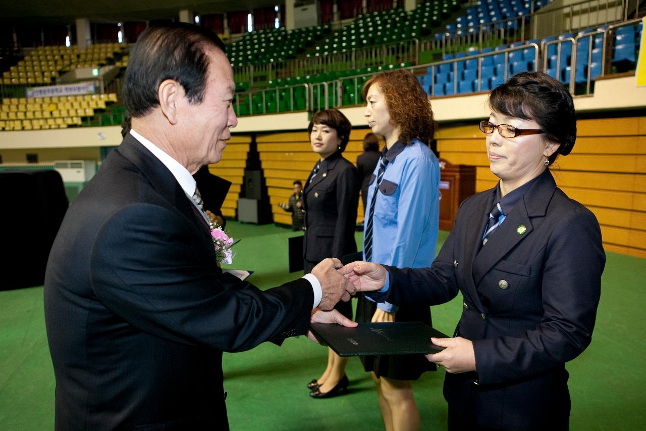 군산시 어린이 교통사고 제로화 운동 촉진대회에서 문동신시장으로부터 위촉장을 받는 모습