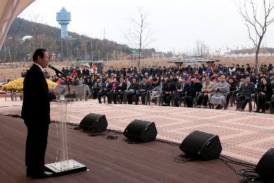 철새축제 개막식 기념사를 하는 문동신군산시장