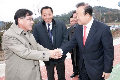 김천시장과 인사하는 군산시 부시장