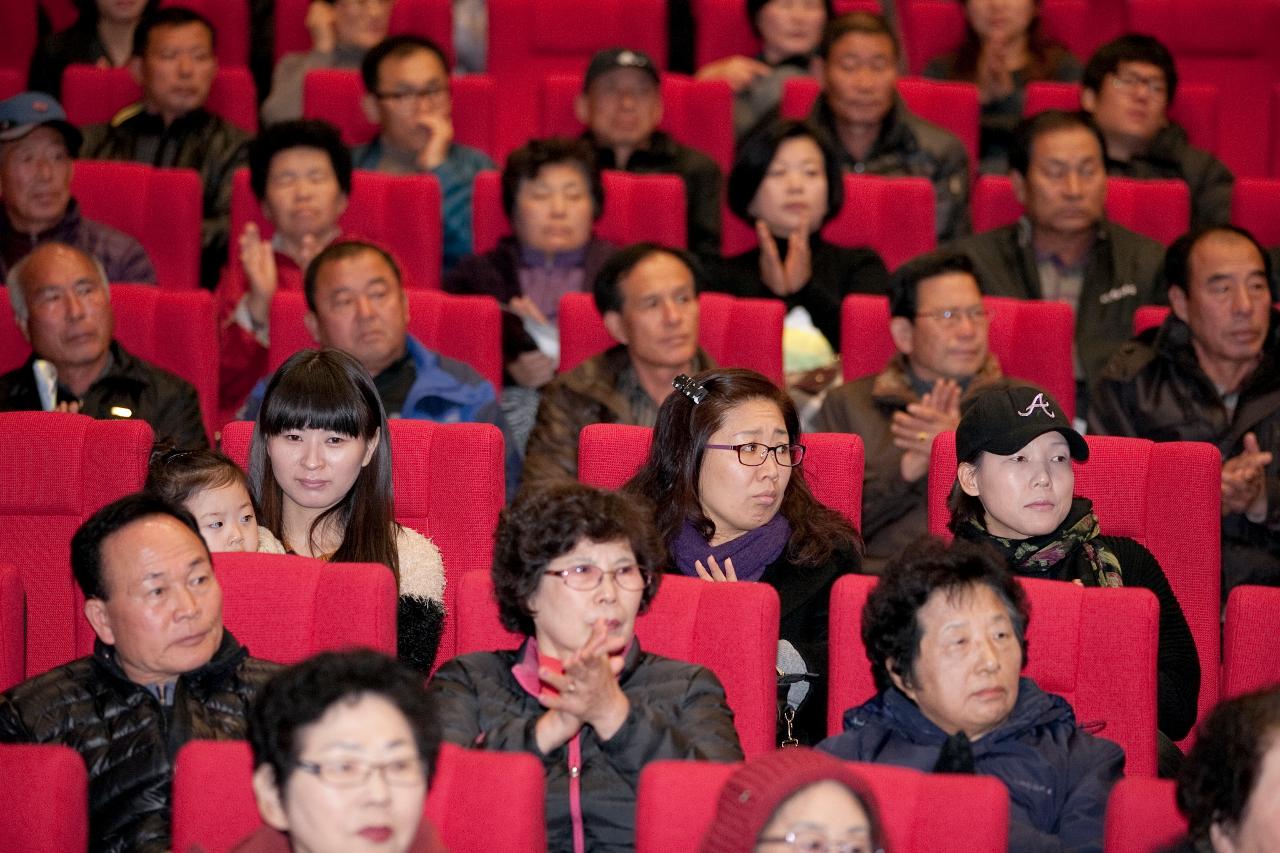 군산시 주요현안 설명회에 참석하여 경청하는 군산시민